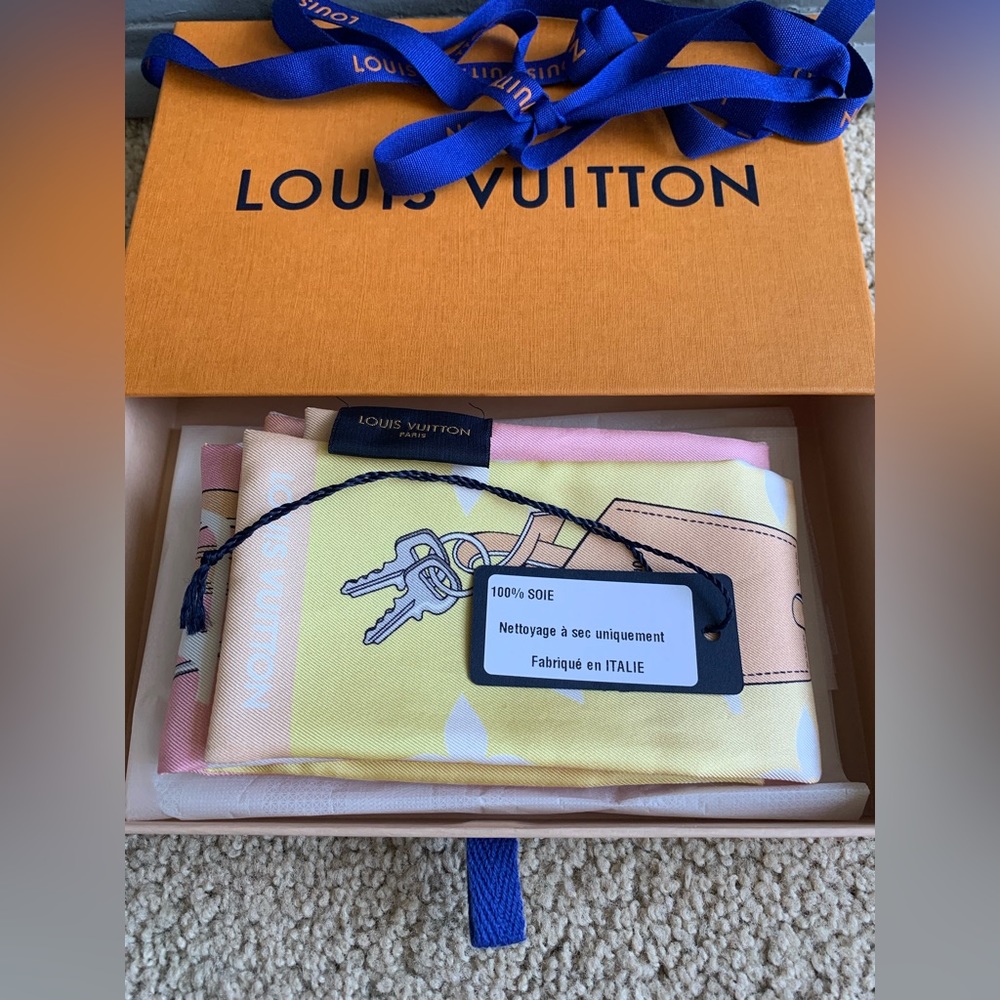 Louis Vuitton Bandeau by The pool